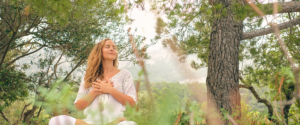 femme qui profite de la nature en mode slowlife