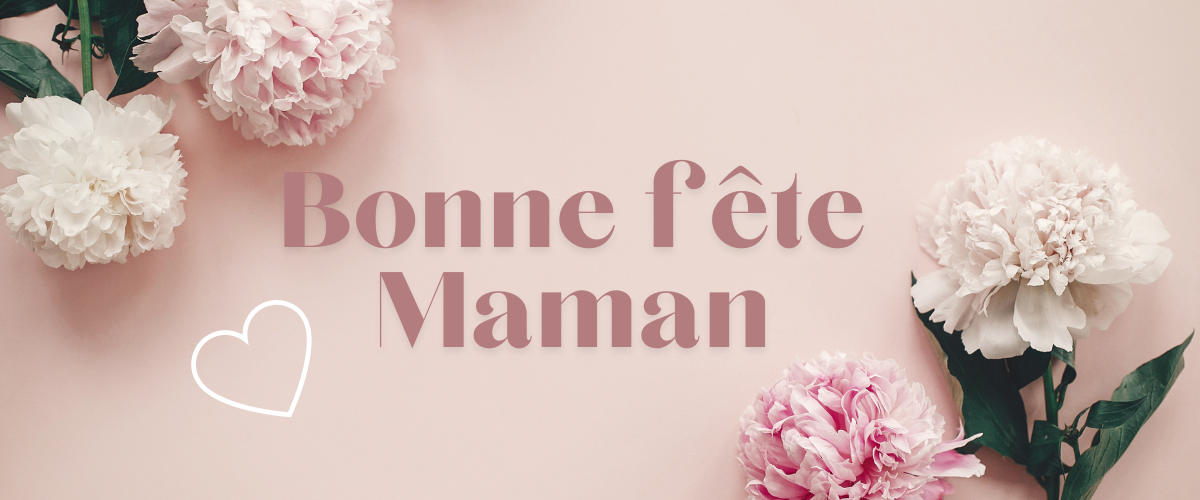 Un arrangement de pivoines roses et blanches encadre un message touchant, "Bonne fête Maman", accompagné d'un petit cœur blanc sur un fond rose pastel
