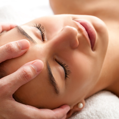 Massage visage relaxant pour une peau apaisée