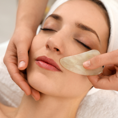 Massage visage Gua Sha avec pierre naturelle