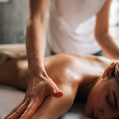 Femme ressentant de la douleur recevant un massage thérapeutique