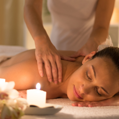Femme recevant un massage relaxant illustrant la beauté holistique