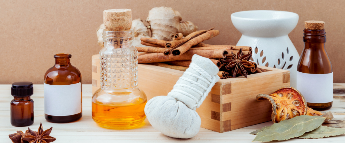 Épices ayurvédiques, huile et pochon de massage